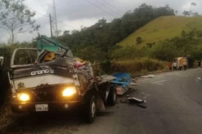 Así quedó destrozado el camión con el cual se estrelló el bus.