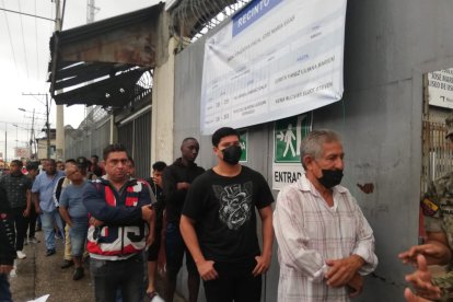 Una situación similar se ha observado en otros recintos electoral al sur de la ciudad de Guayaquil.