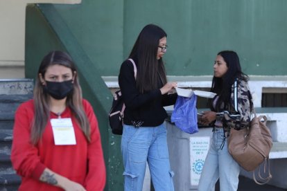 Votantes desayunan en la fila antes de ejercer su derecho al voto