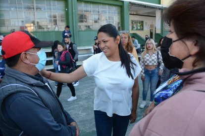 Pabón saludó con sus simpatizantes en el recinto electoral.