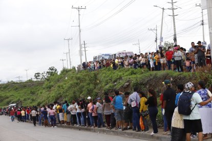 Debido a las dos horas de retraso en el inicio del proceso, se formaron largas filas a los exteriores del recinto electoral.