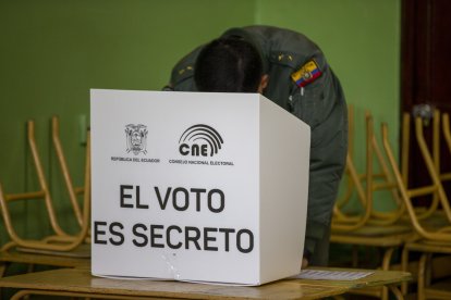Las autoridades electorales hacen un llamado a sufragar para evitar aglomeraciones. En el exterior avanza el voto telemático.