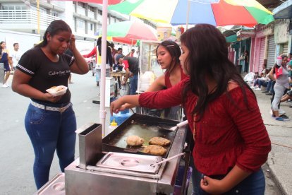Comerciantes ofrecían sus productos aprovechando la afluencia de gente.