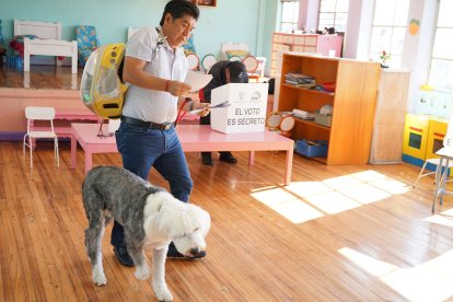 Jorge Yunda acudió a sufragar con sus mascotas en San Roque.