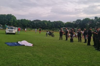 En el lugar se vivió una verdadera tribulación, con los cuerpos tirados en medio de la cancha.