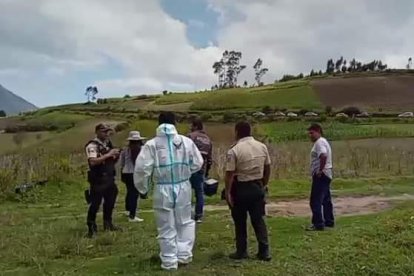 Los agentes inspeccionaron el área donde encontraron el cadáver.