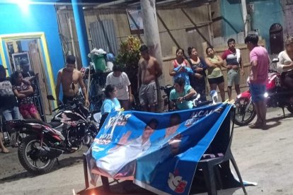 Los simpatizantes del aspirante a burgomaestre encendieron velas y pusieron pancartas con su foto en el barrio El Miraflores.