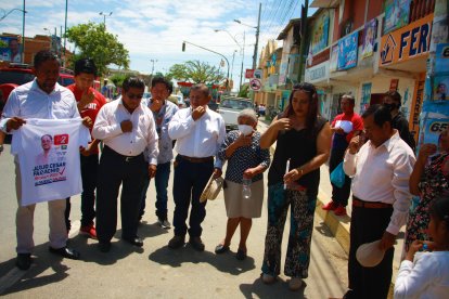 Los seguidores del difunto acudieron al sitio donde se cometió el crimen.