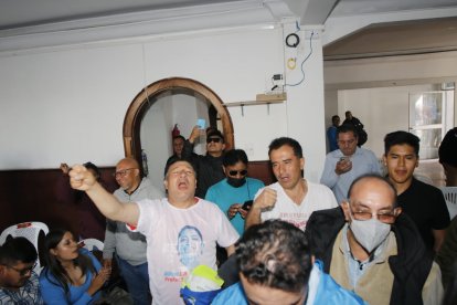 Al cierre de los comicios la gente de la prefecta se juntó alrededor de una pantalla gigante para escuchar resultados preliminares.