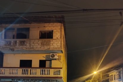 Policía acordonó el lugar donde se suscitó el hecho violento. Moradores observaban lo ocurrido.