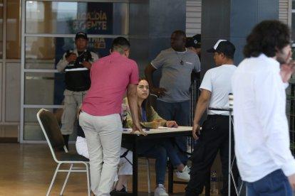 Una acreditación impide a Diario EXTRA saber de la reacción de Viteri y González ante las elecciones