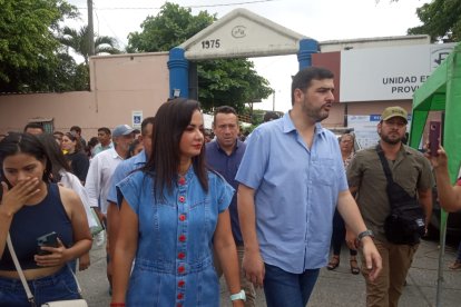 Aquiles Álvarez junto a Marcela Aguiñaga, durante las votaciones.