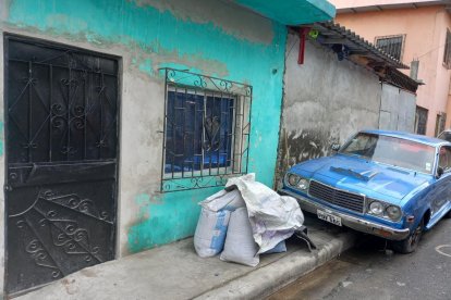 Los asesinos llegaron en una motocicleta. Al parecer, buscaban a un familiar de la occisa.