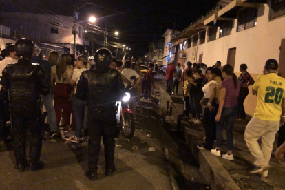 El personal antidisturbios de la Policía intervino para disuadir a los manifestantes quienes empezaron a gritar improperios en contra del candidato Johnny Terán.