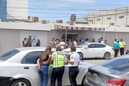 Agentes de tránsito acudieron a la clínica para confirmar la novedad.