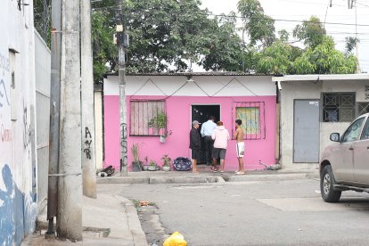 Las víctimas estaban bebiendo en el exterior de este inmueble.
