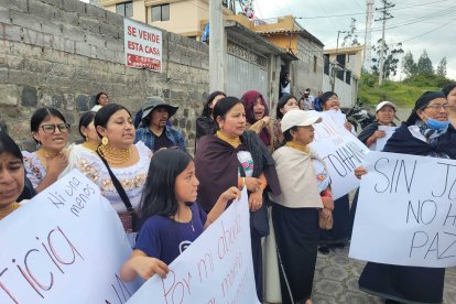 Parientes y amigos de la fallecida hicieron una protesta luego de conocerse del femicidio para exigir justicia.