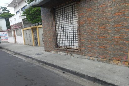 La víctima estaba conversando afuera de un inmueble, cuando dos sujetos en moto se le acercaron y dispararon.