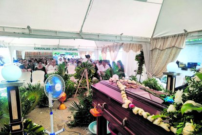 os familiares realizaron el velorio en el barrio Miraflores. La comunidad acudió también al lugar para despedir al candidato.