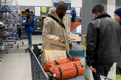 Superman fue captado dentro de un centro comercial con un carrito lleno de compras.