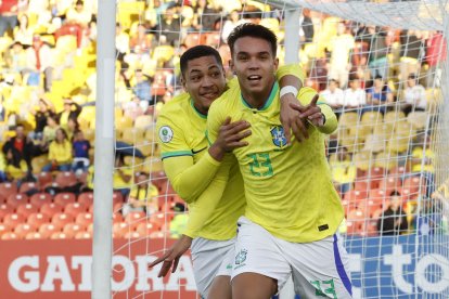 Giovane Santana (d) de Brasil celebra su gol en el triunfo ante Paraguay.