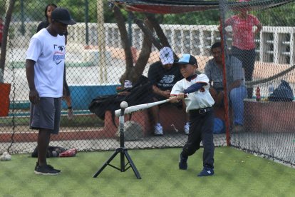 Los pillos se llevaron el batting tee (implemento para mejorar el bateo), por lo que ahora utilizan el trípode de un parlante de música grande.