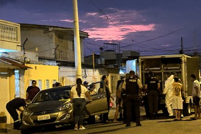 El carro donde trasladaban a la víctima terminó estrellado. La Policía llegó al lugar.