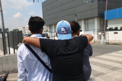 Guillermo Vera Montaño, de 34 años, fue asesinado cerca de una cancha de fútbol.  Familiares llegaron a la morgue para retirar su cuerpo.