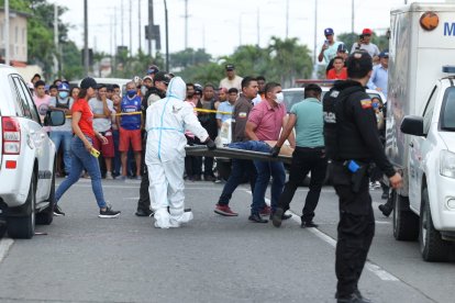 Los baleados fueron subidos en el carro de Medicina Legal. Policía acordonó la escena.