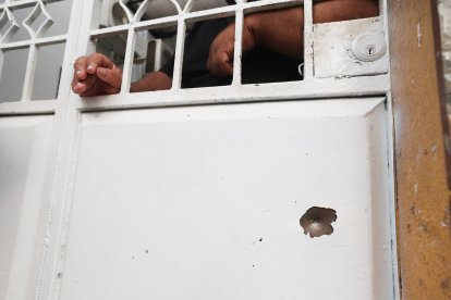 Uno de los tiros que impactó a Nancy Ríos quedó en la puerta de la casa de sus vecinos.