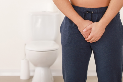 Referencial de un hombre en el baño.