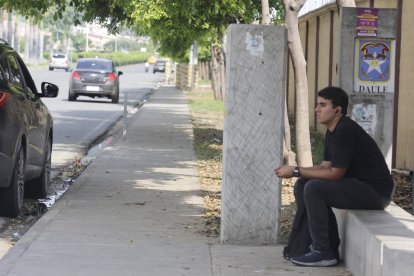 Las personas que esperan buses cerca del paradero de La Joya se sienten  vulnerables. Denuncian robos. Piden que haya metropolitanos, cámaras o botones de pánico.