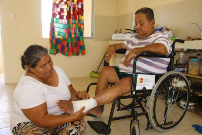 Ninguno de los dos son asegurados, pero con unas cuantas gasas regaladas, Maritza le ‘cura’ el pie a su amado.