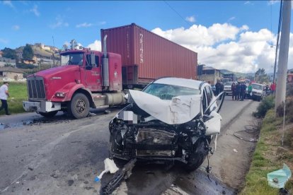Un muerto y un herido grave dejó el choque de un tráiler contra un carro liviano