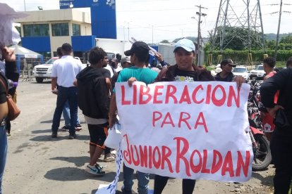 Familiares y allegados de alias JR piden su liberación en los exteriores de la 'Peni'