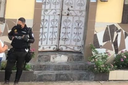 Agentes acudieron a la vivienda para iniciar las investigaciones.