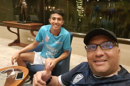 Sebastián González junto a su padre Jorge, en la concentración de Ecuador sub-20 en Bogotá, Colombia.