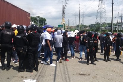 Varias personas pedían que liberen a Junior Roldán.