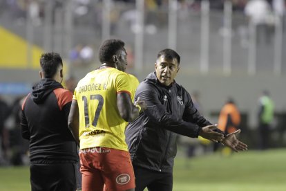 El entrenador César Farías (d) diseñó una exigente pretemporada para Aucas de cara a las cuatro competencias de 2023.
