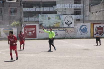 Óscar Delgado (d) se siente feliz al estar arbitrando en las canchas del fútbol barrial.