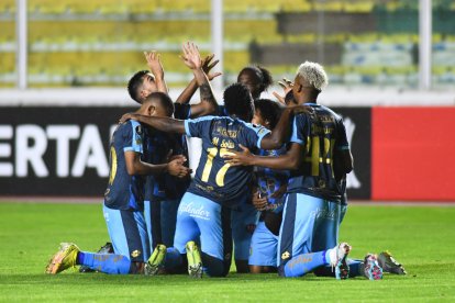 El Nacional se estrena con goleada