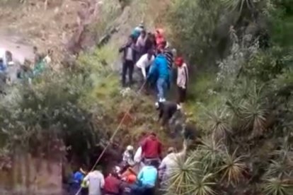 Varios comuneros ayudaron a salir a los pasajeros.