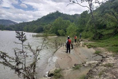 El hombre  se movilizaba sobre el río Puyango.
