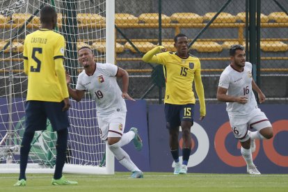Brayan Alcocer (i) es el autor del gol con el que está venciendo Venezuela a Ecuador, en la cuarta fecha del hexagonal final del Sudamericano sub-20.