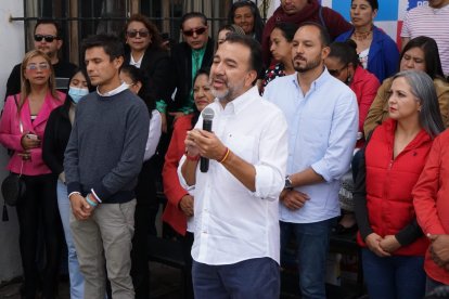 El alcalde electo dio declaraciones con sus partidarios, entre ellos artistas populares como Patty Ray (izq).