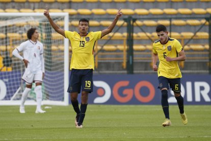 Cristhoper Zambrano (i) de Ecuador celebra su gol, en un partido de la fase final del Campeonato Sudamericano Sub'20 entre las selecciones de Ecuador y Venezuela en el estadio de Techo en Bogotá.