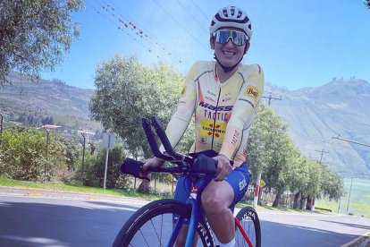 Miryam Núñez con el nuevo uniforme del Massi Tactic español, con el que tuvo su primera base de entrenamiento previo a los nacionales.