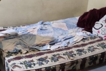 El mayor de la Policía estaba sobre este colchón.