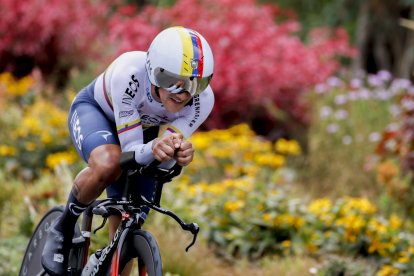 Richard Carapaz es el vigente campeón nacional de contrarreloj lo que le permitió lucir el tricolor en su uniforme.