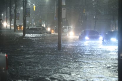 Las calles quedaron inundadas tras el aguacero.